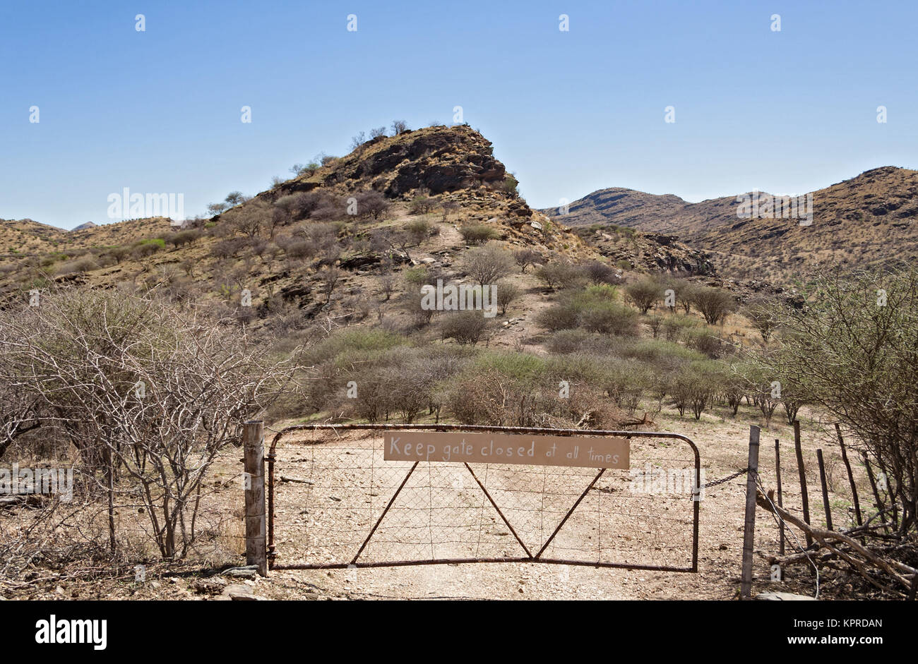 Fattoria con segnale di avvertimento a nord di Windhoek Namibia Foto Stock