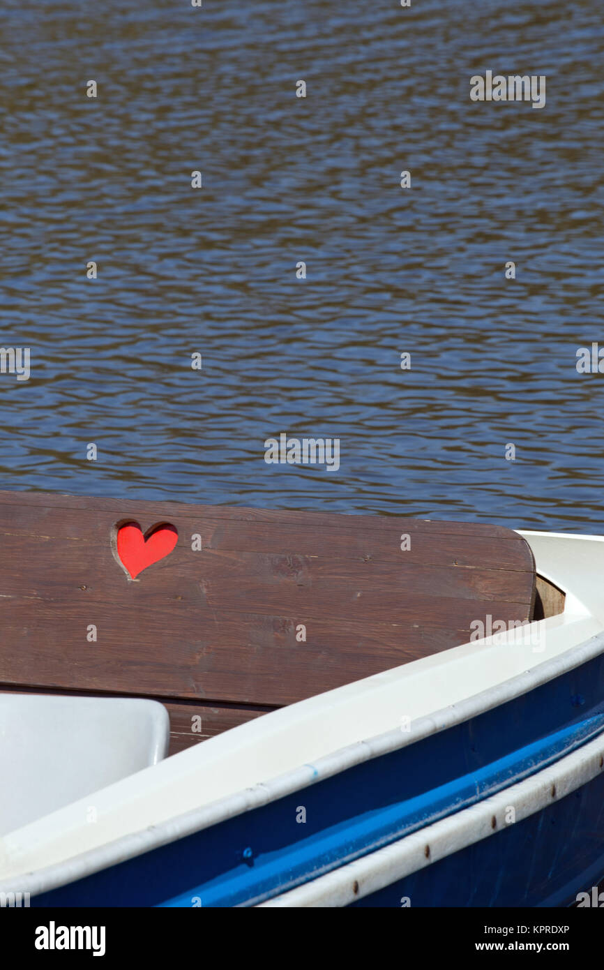 pedalò con cuore in un lago Foto Stock