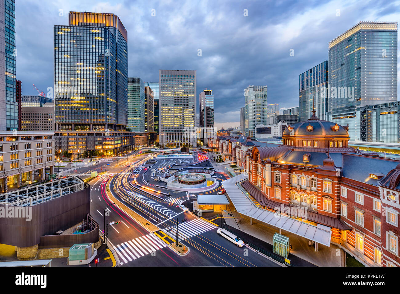 Tokyo, Giappone skyline oltre la stazione di Tokyo. Foto Stock