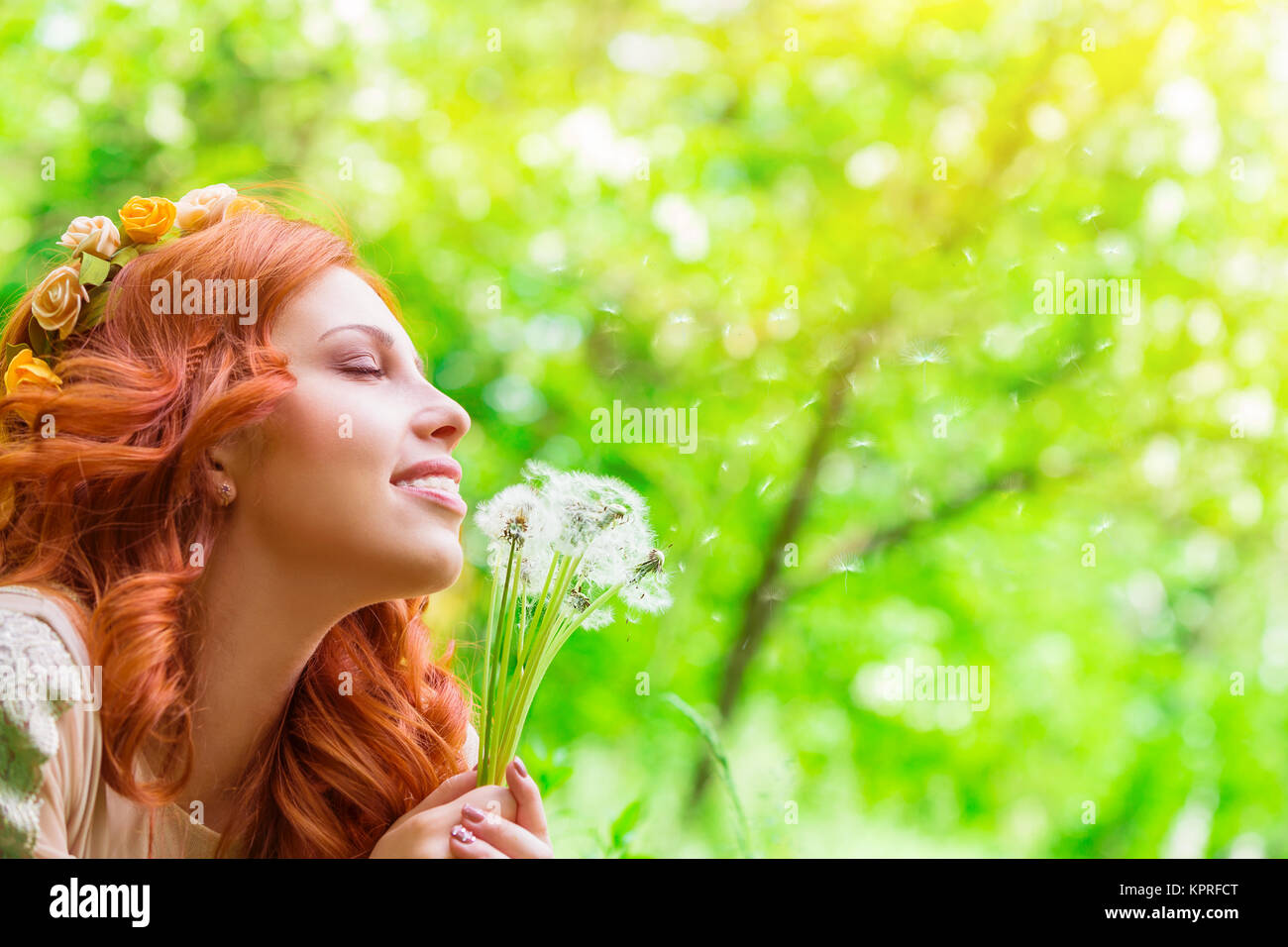 Donna felice con fiori di dente di leone Foto Stock