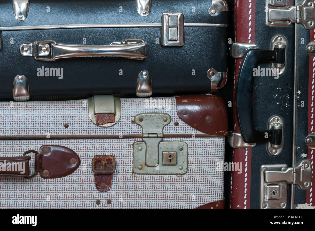 Reise Hintergrund, ein Stapel alter Koffer. Foto Stock