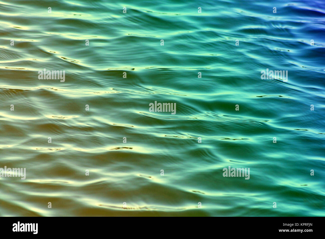 Soft increspature sulla superficie di acqua in bellissime tonalità di verde e di blu Foto Stock