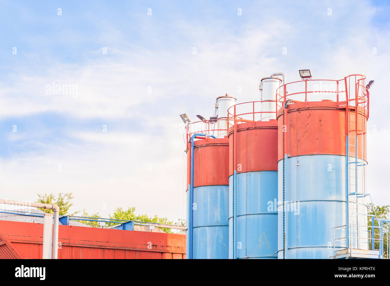 Silos industriali per la produzione di cemento Foto Stock