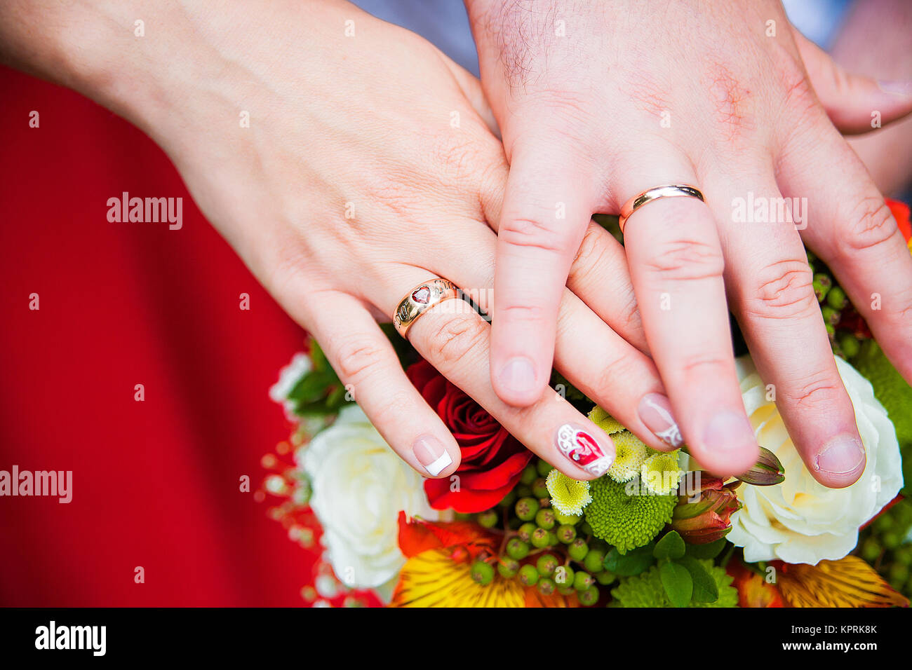 Sposa e lo sposo con gli anelli di nozze su mani Foto Stock