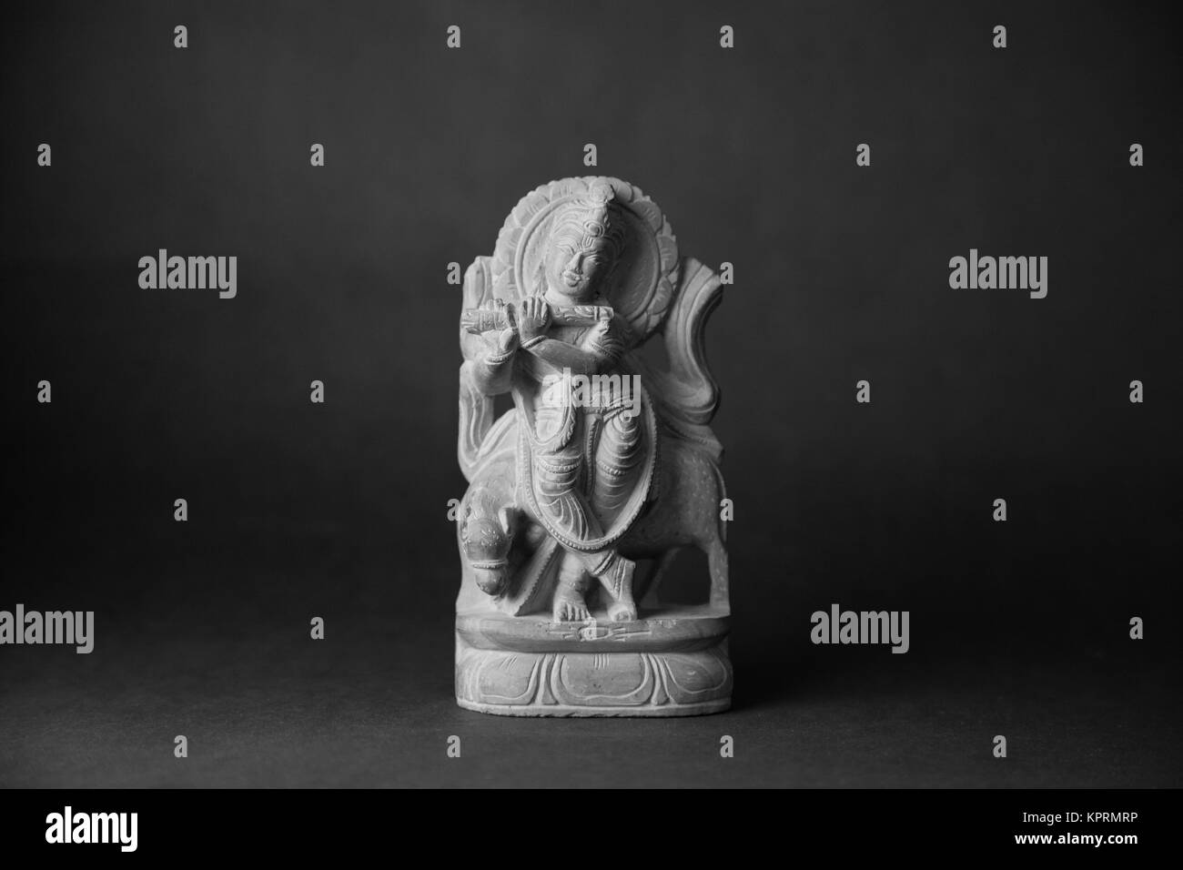 Statua in marmo di Dio Krishna con sfondo nero Foto Stock