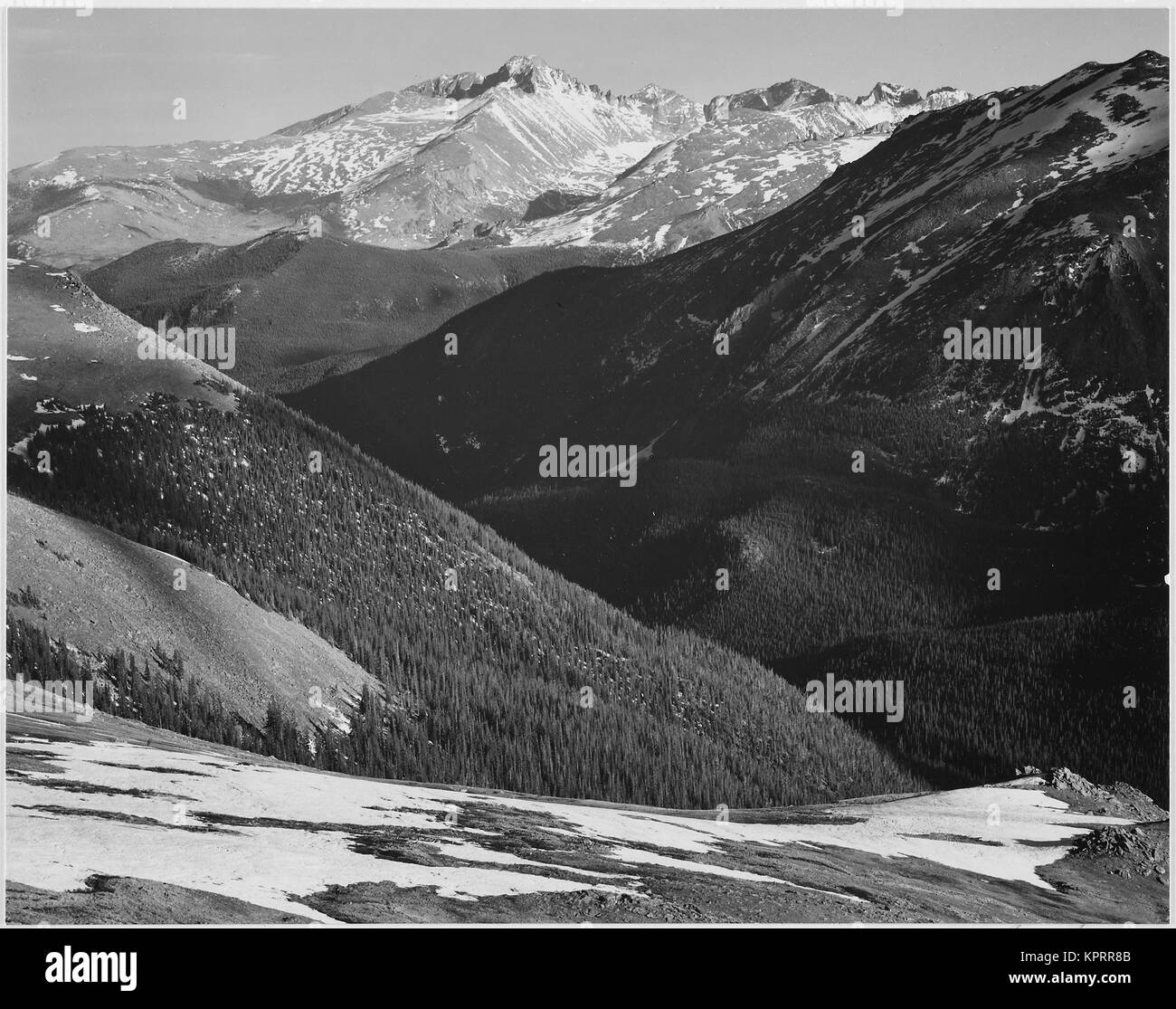 Chiudere in vista scuro sulle colline di shadowing in primo piano le montagne sullo sfondo 'lungo il picco di Rocky Mountain National Park' Colorado. 1933 - 1942 Foto Stock