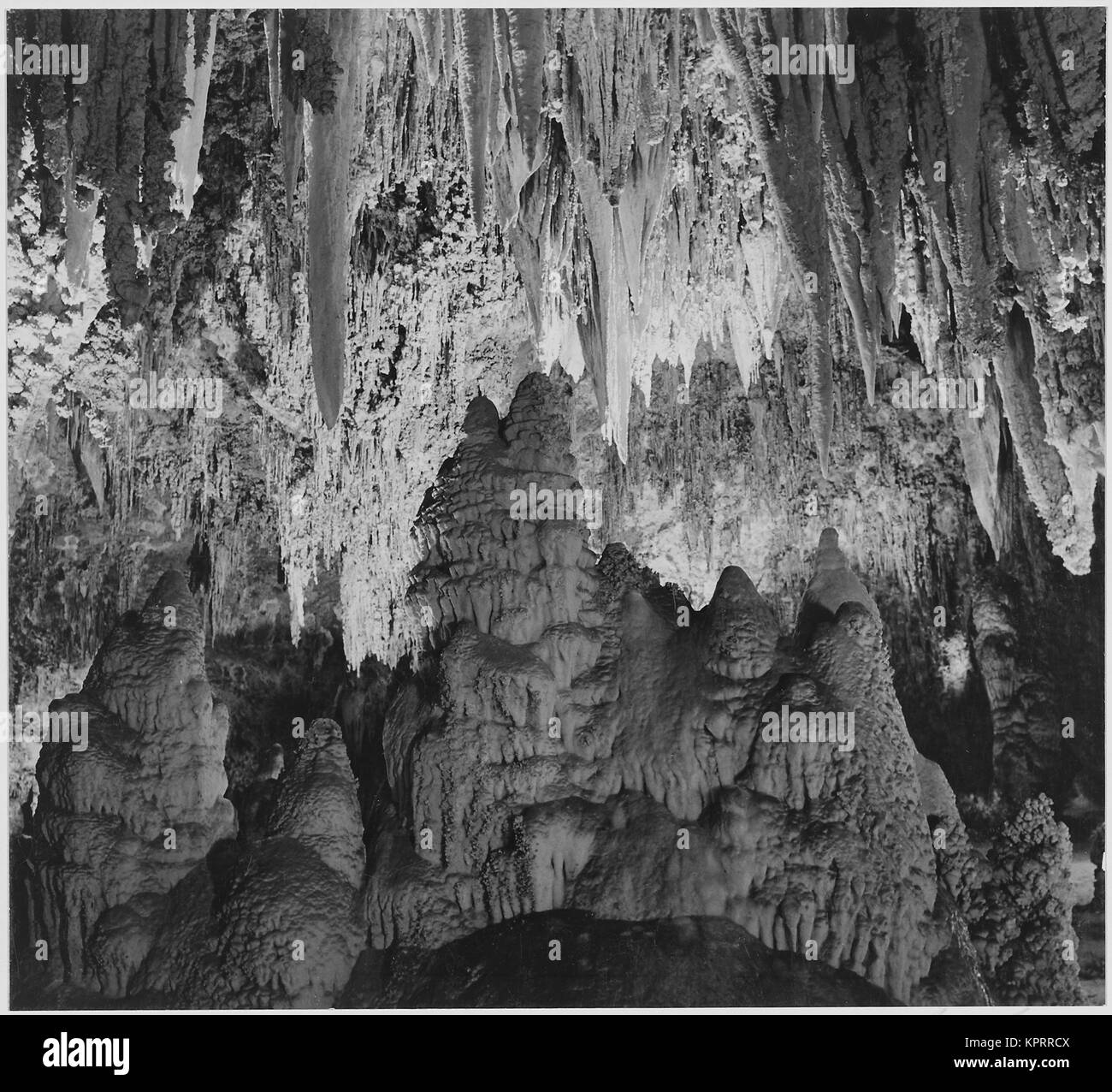 Formazioni lungo la parete della camera grande vicino a molla di cristallo Home Parco nazionale di Carlsbad Cavern New Mexico. 1933 - 1942 Foto Stock