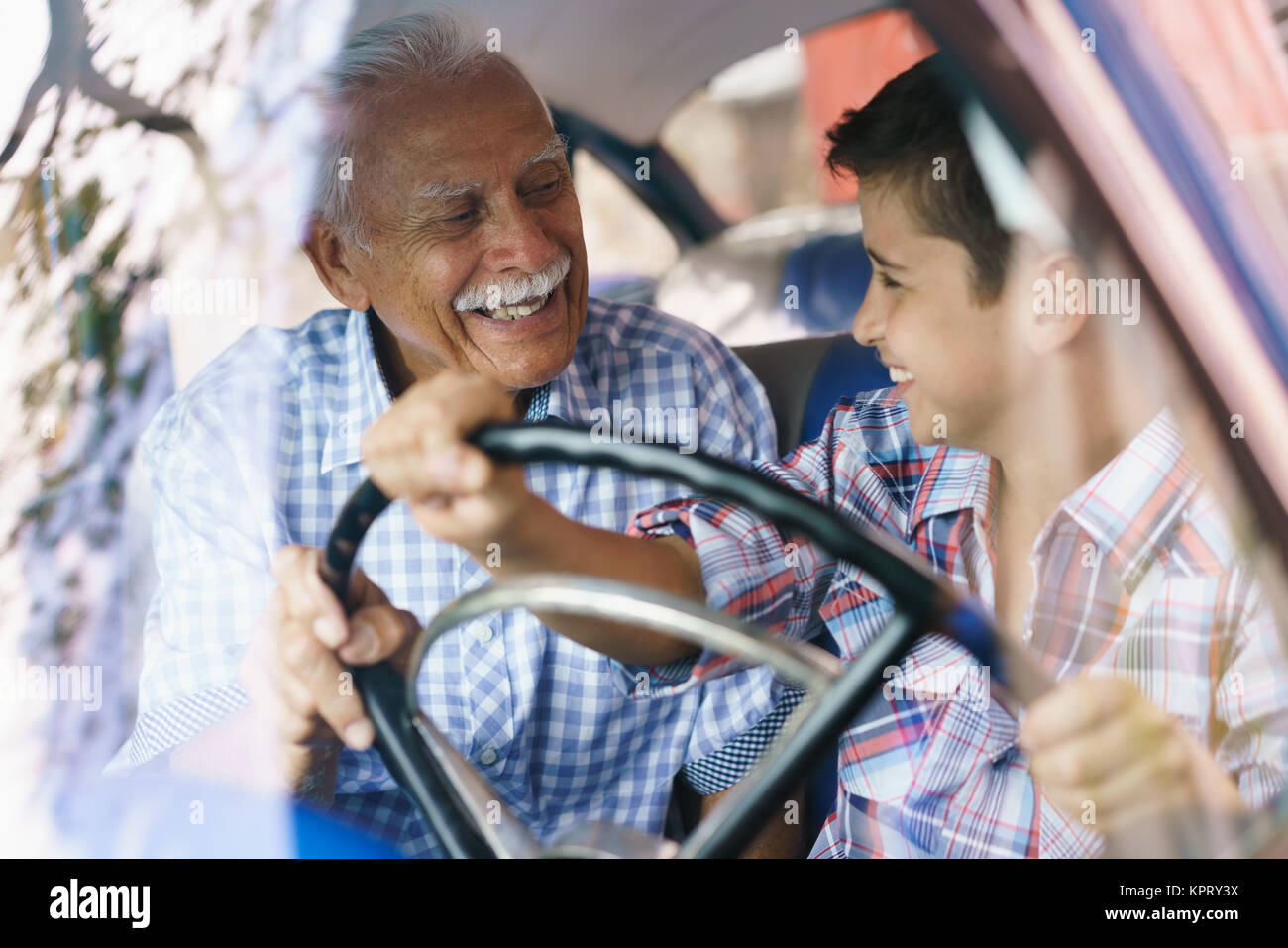 Uomo vecchio nonno dà classe guida al nipote Foto Stock