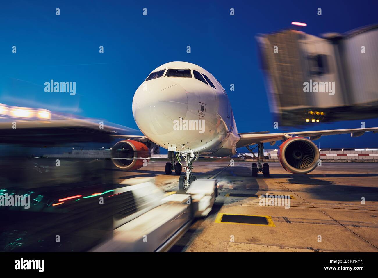 Aeroporto di notte. Spingere il retro del velivolo prima del volo. Foto Stock