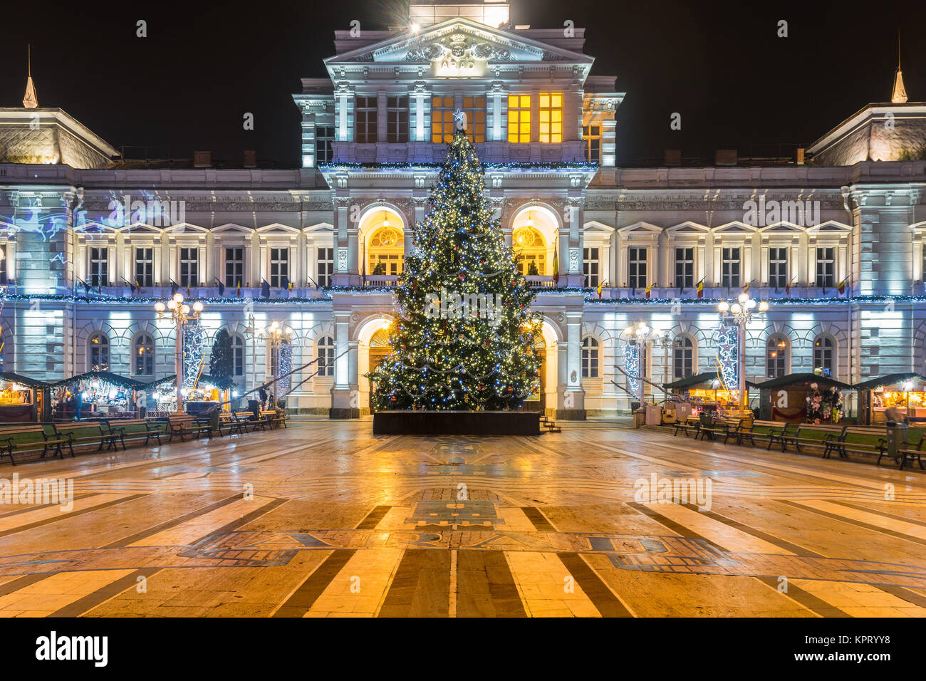 ARAD, Romania - 17 dicembre 2015: Albero di Natale di fronte alla città di Arad Hall di notte in Arad, Romania. Foto Stock