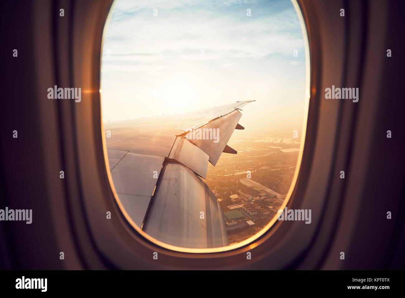 La vista dalla finestra del velivolo all'alba. Lo sbarco a Bangkok, in Thailandia. Foto Stock