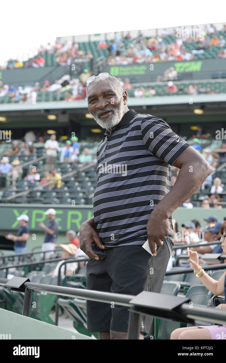 KEY BISCAYNE, FL - MARZO 20: Richard Williams, padre di atleti olimpionici Venus e Serena, è stato avvistato un torneo di Miami con la sua nuova moglie Lakeisha Graham e loro 17-mese-vecchio figlio Dylan il giorno 4 del Sony Open a Crandon Park Tennis Center su Marzo 20, 2014 in Key Biscayne, Florida Persone: Richard Williams Foto Stock