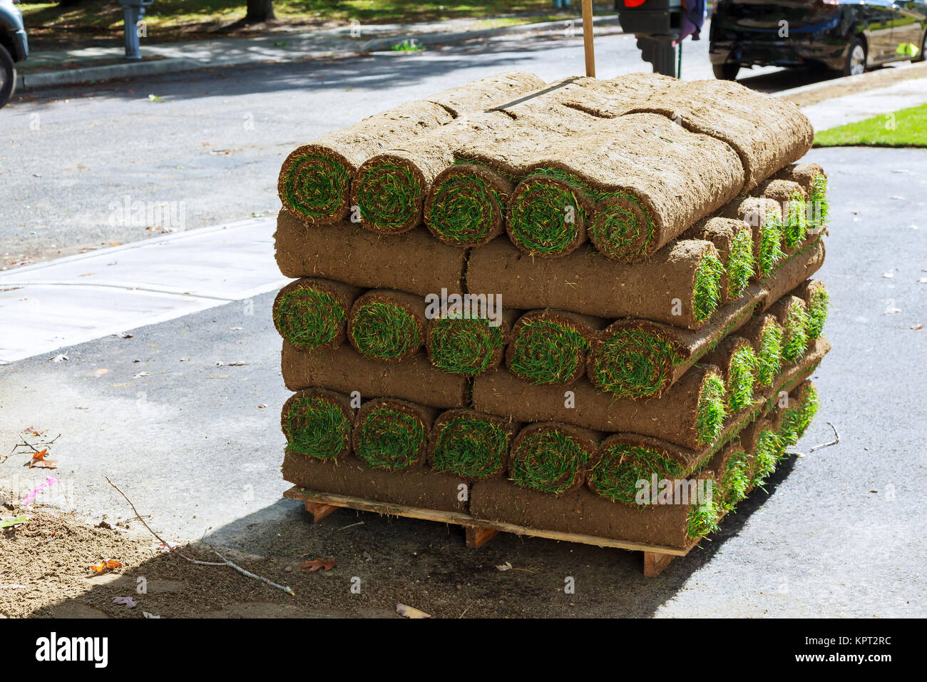 Pile zolle d'erba in rotoli pronti per essere utilizzati per il giardinaggio o paesaggistiche di sod rotoli per nuove prato Foto Stock