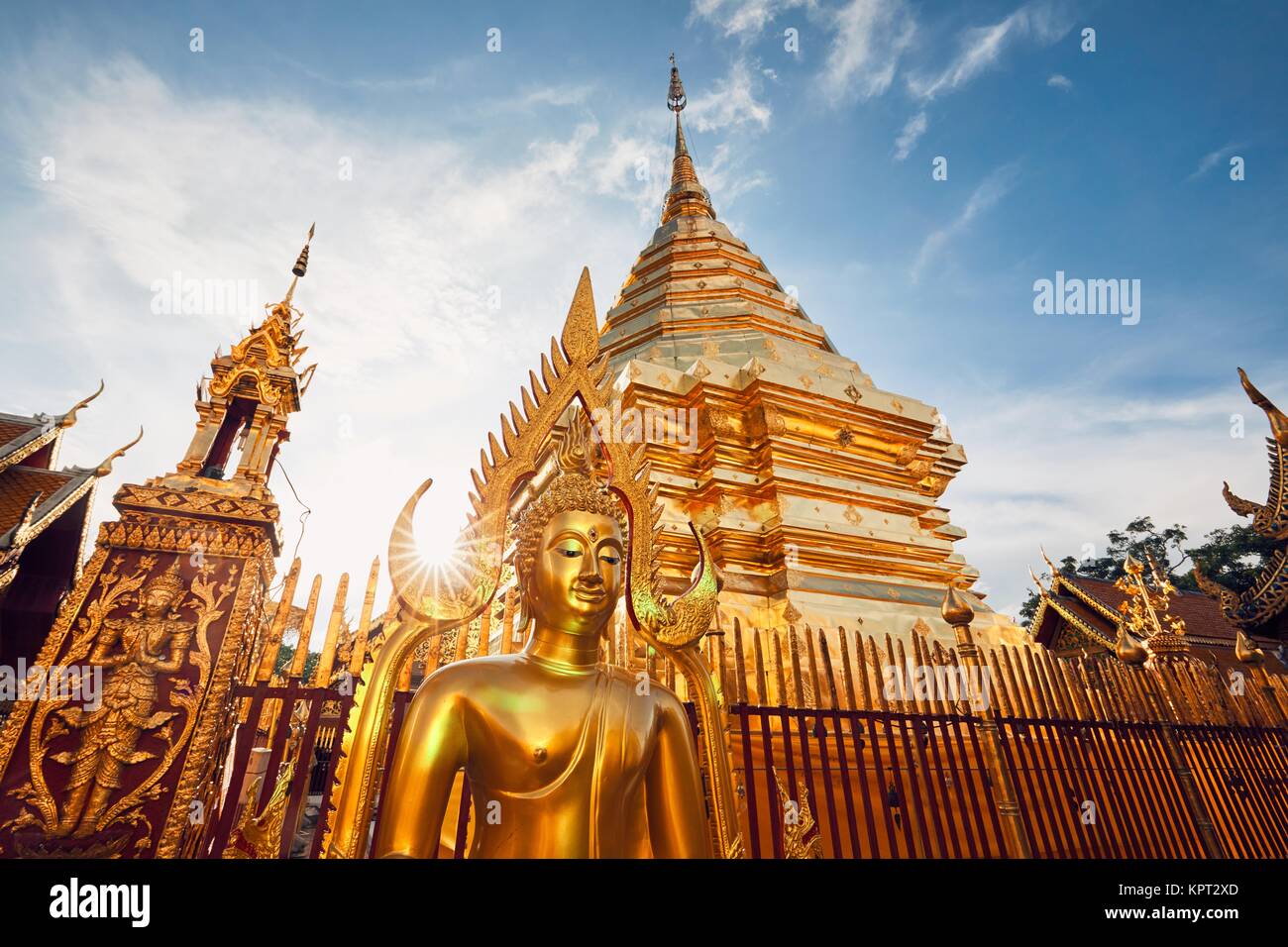 Buddista di Wat Phra That Doi Suthep Temple al tramonto. Turisti landmark preferiti in Chiang Mai, Thailandia. Foto Stock
