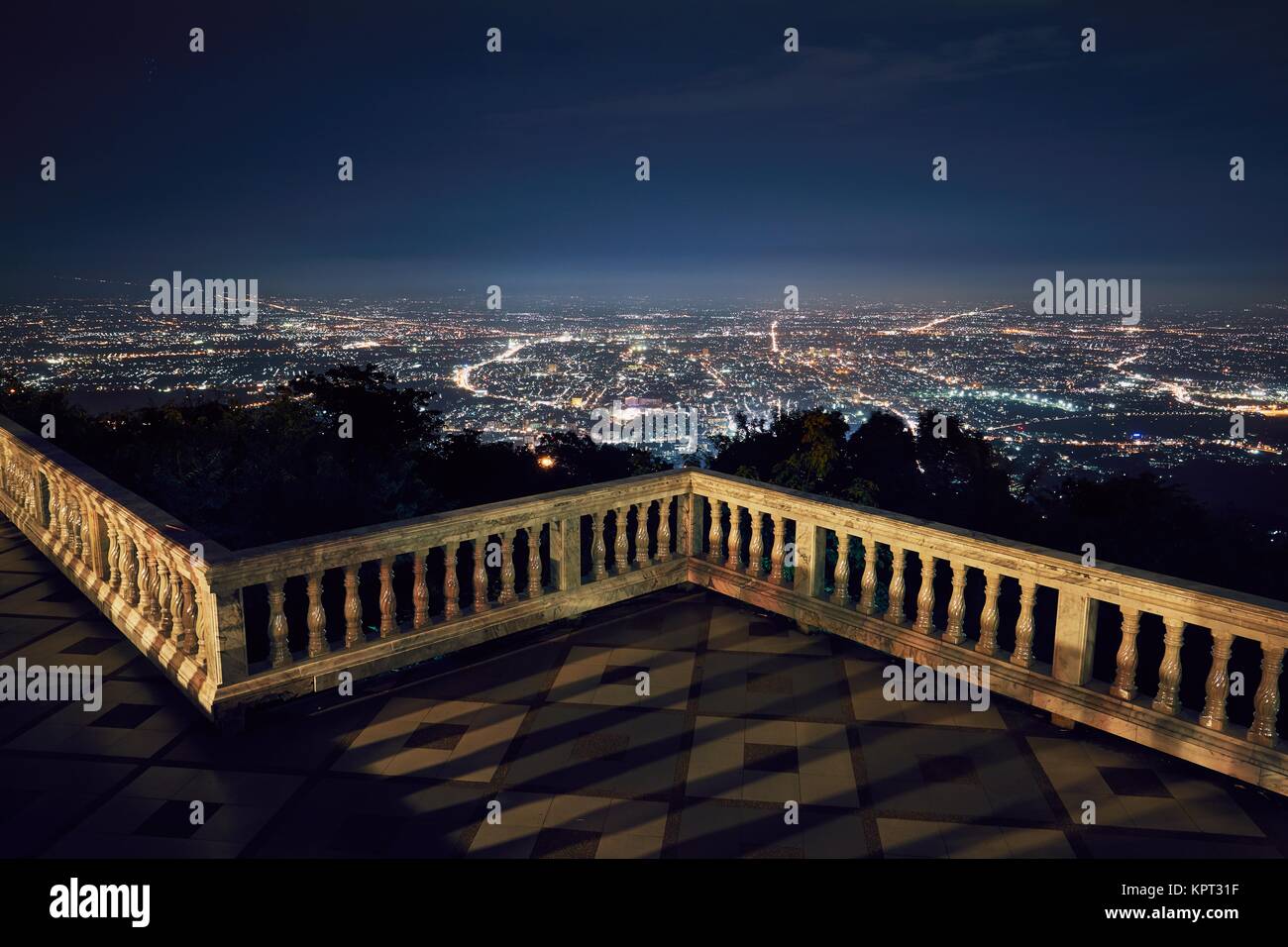 Luci della città di notte. Vista dal tempio Doi Suthep in Chiang Mai Thailandia Foto Stock