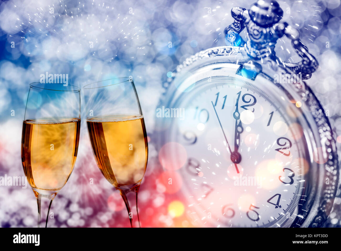 Occhiali con champagne contro fuochi d'artificio e orologio vicino a mezzanotte - Festeggia il Nuovo Anno Foto Stock