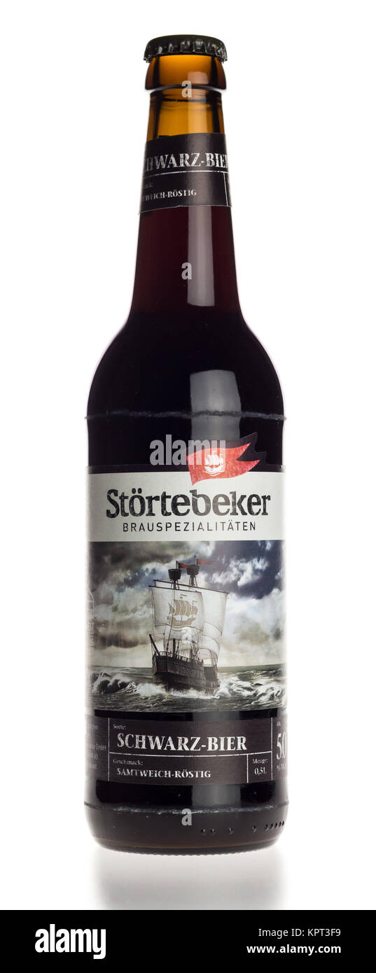 Bottiglia di Stortebeker Schwarz birra isolato su uno sfondo bianco Foto Stock