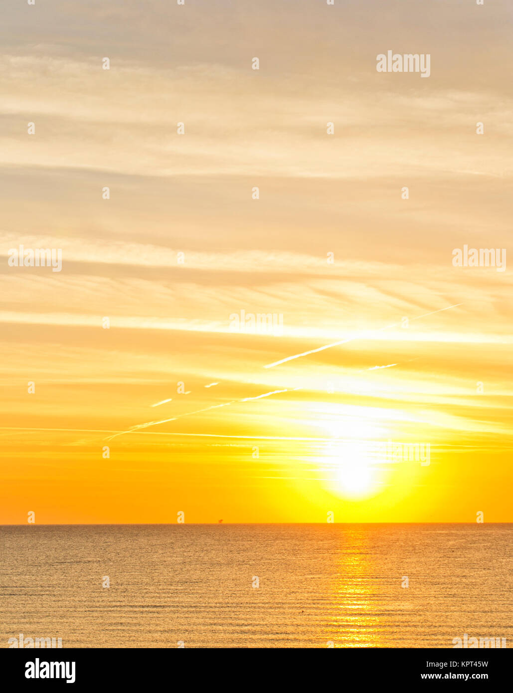 Orange alba sul mare mediterraneo in estate con riflessi dorati del mare e del cielo. per viaggi e concetto naturalistico Foto Stock