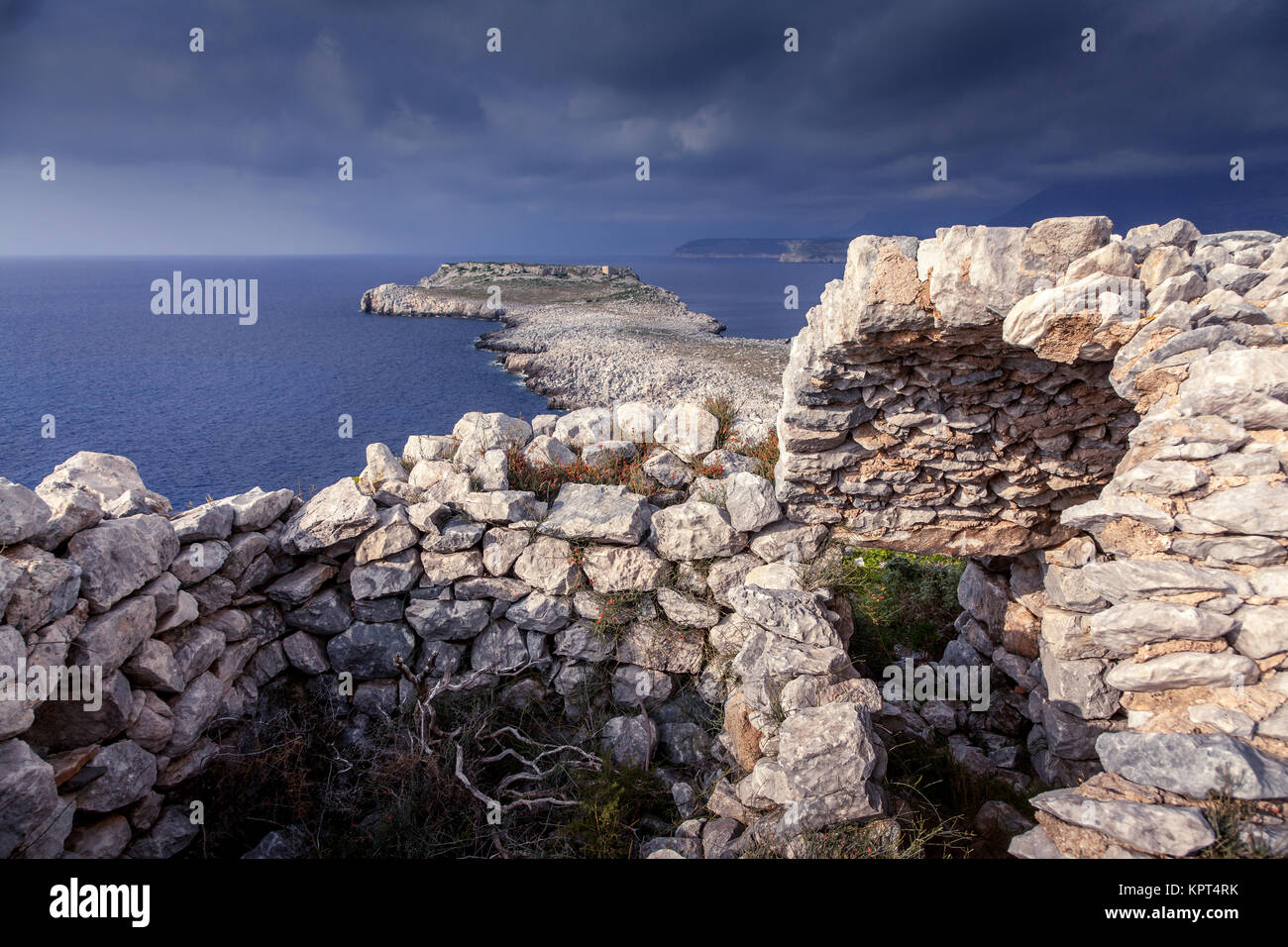 Rovine della storica Maini Castello, nella famosa regione di Mani, in Laconia, Peloponneso, Grecia. Foto Stock