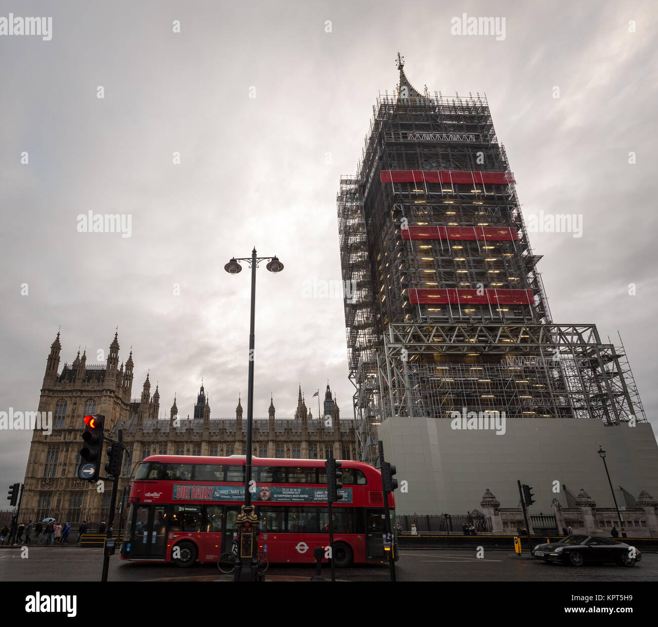 Il Big Ben e Westminster's agli edifici del Parlamento visto con i ponteggi per il programma di ristrutturazione Foto Stock