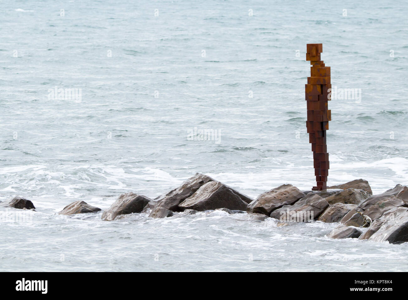 Statua di Antony Gormley. Kimmeridge, Dorset, Regno Unito. Uno dei cinque sculture permanente nel paese serie commissionata dal punto di riferimento di fiducia per contrassegnare i loro Foto Stock