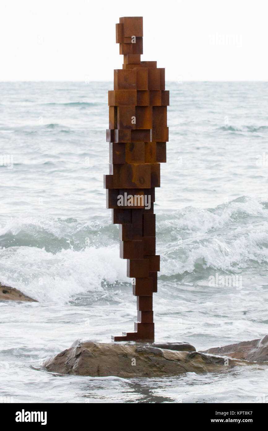 Statua di Antony Gormley. Kimmeridge, Dorset, Regno Unito. Uno dei cinque sculture permanente nel paese serie commissionata dal punto di riferimento di fiducia per contrassegnare i loro Foto Stock