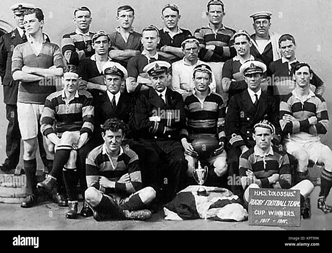 HMS COLOSSUS - il colosso HMS 1917-1918 Rugby football team - i vincitori della Coppa - una corazzata Dreadnought costruita da Scotts di Greenock, Scozia Foto Stock