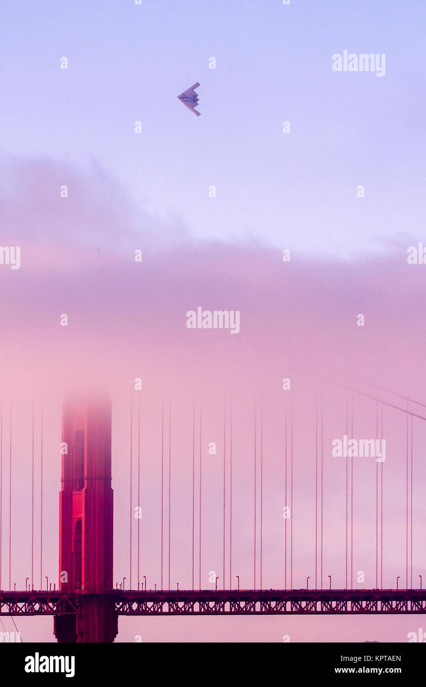 Aeroplano flighing sopra il Golden Gate in un giorno di nebbia Foto Stock