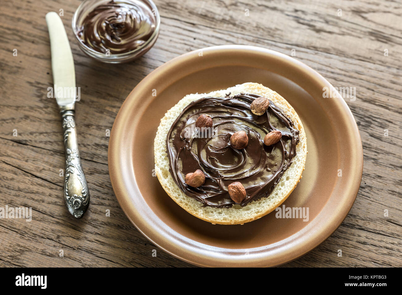 Bun Seasame con crema di cioccolato e noci Foto Stock