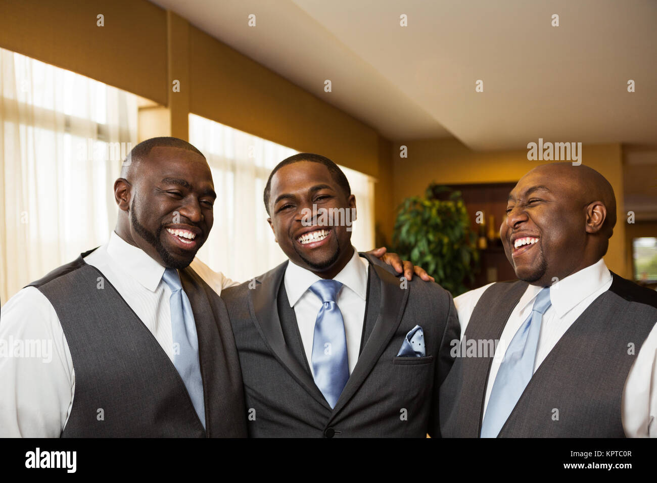 Lo sposo e groomsmen sorridente in un matrimonio. Foto Stock