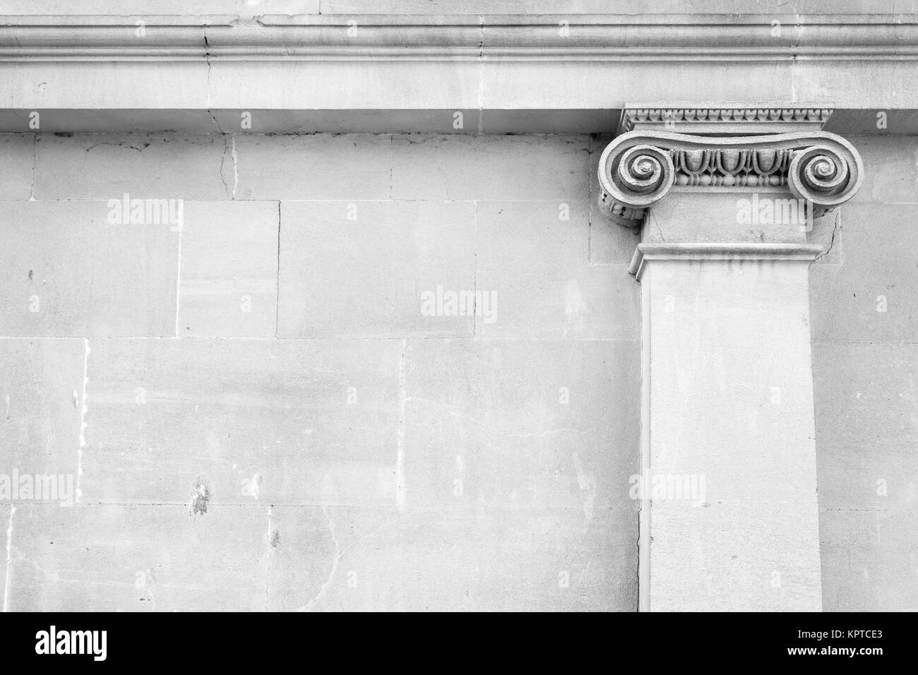 L'ordine ionico forme, architettura classica con sfondo bianco colonna falso capitale nel muro di pietra. Bath, Regno Unito Foto Stock