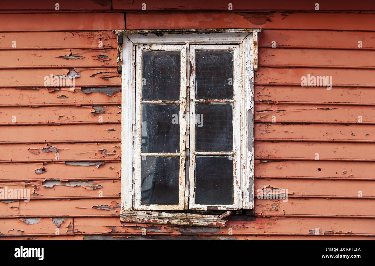 Vecchio rosso parete in legno con finestra in cornice bianca, scandinavo vivente casa architettura dettaglio Foto Stock