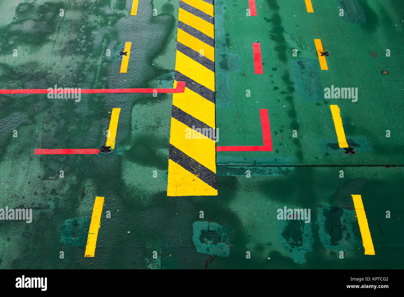 Traghetto verde con il ponte di marcatura colorati, sullo sfondo di trasporto Foto Stock