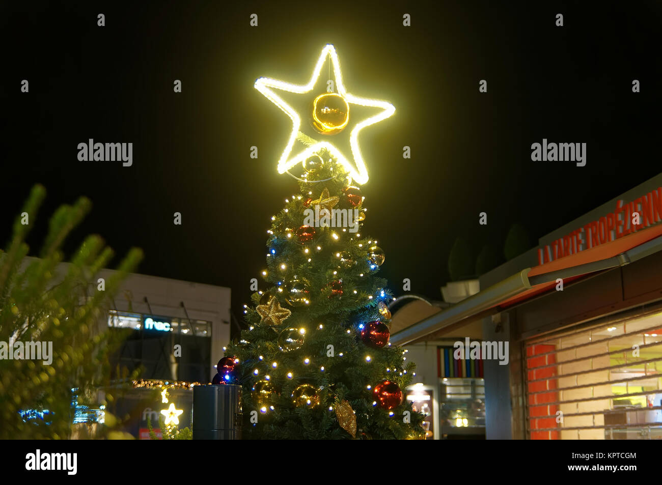 Un luminoso albero di Natale topper che brillano nel cielo notturno Foto Stock