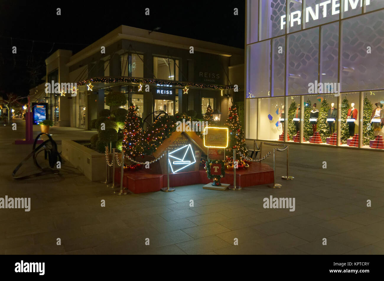 Una strada pedonale in un centro commerciale di notte in riviera francese durante le vacanze di Natale Foto Stock