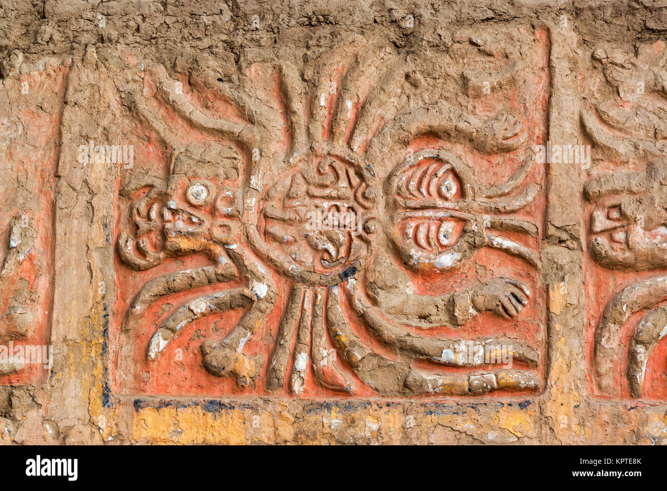 Primo piano di un antico murale di un ragno nella Huaca de la Luna in Trujillo, Perú Foto Stock