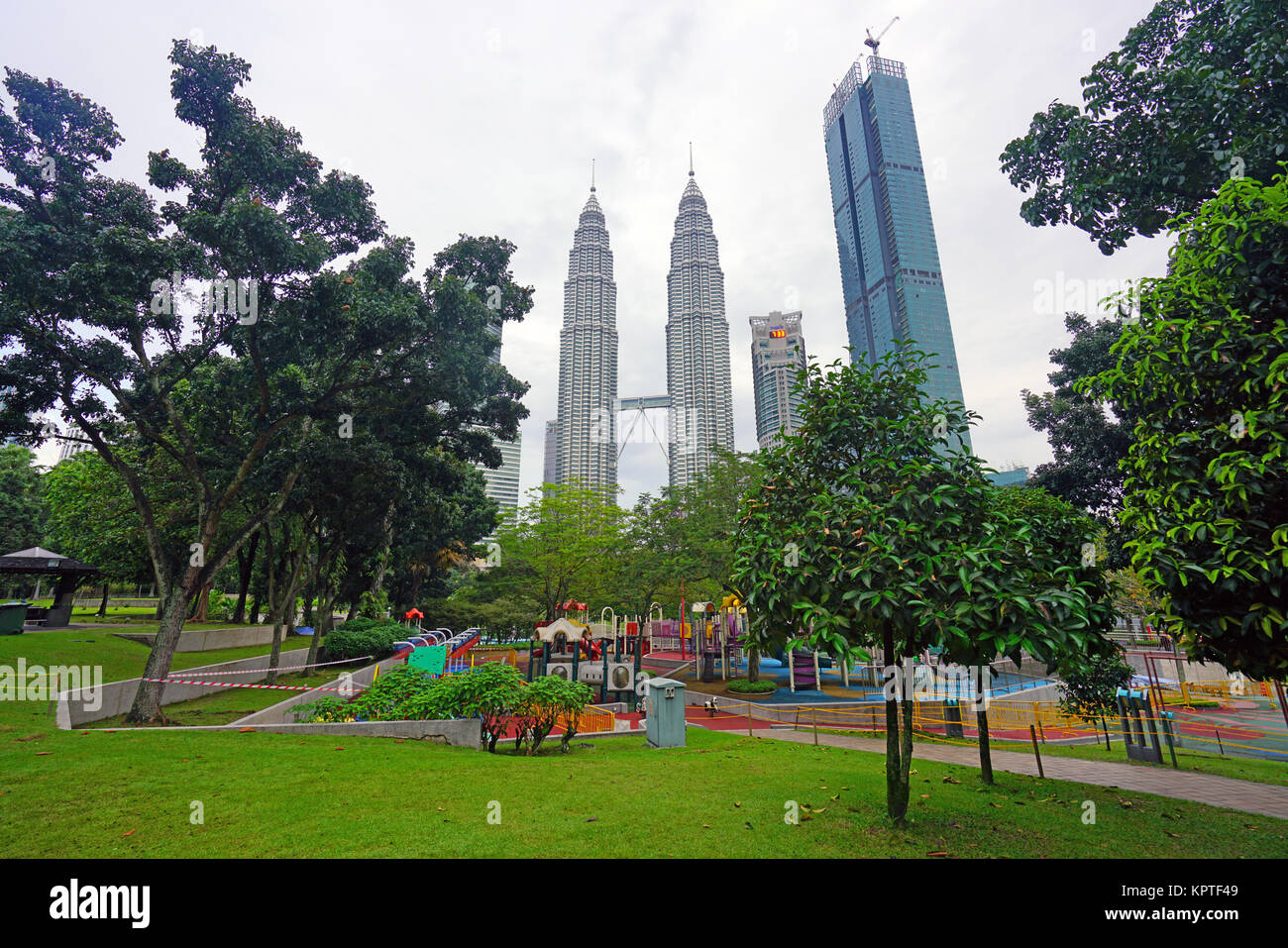 Vista del KLCC Park, un giardino pubblico vicino al Suria KLCC Shopping Centre e le Torri Gemelle Petronas, situato a Kuala Lumpur in Malesia Foto Stock