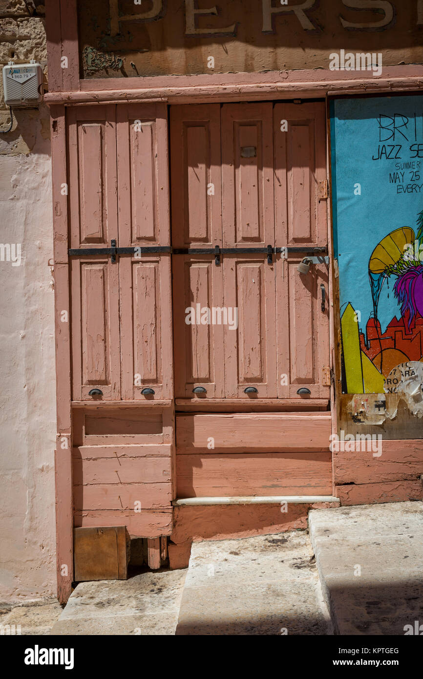 La Valletta, Malta - 26 giugno 2012: la vecchia porta di legno di una costruzione di La Valletta, capitale di Malta. Foto Stock