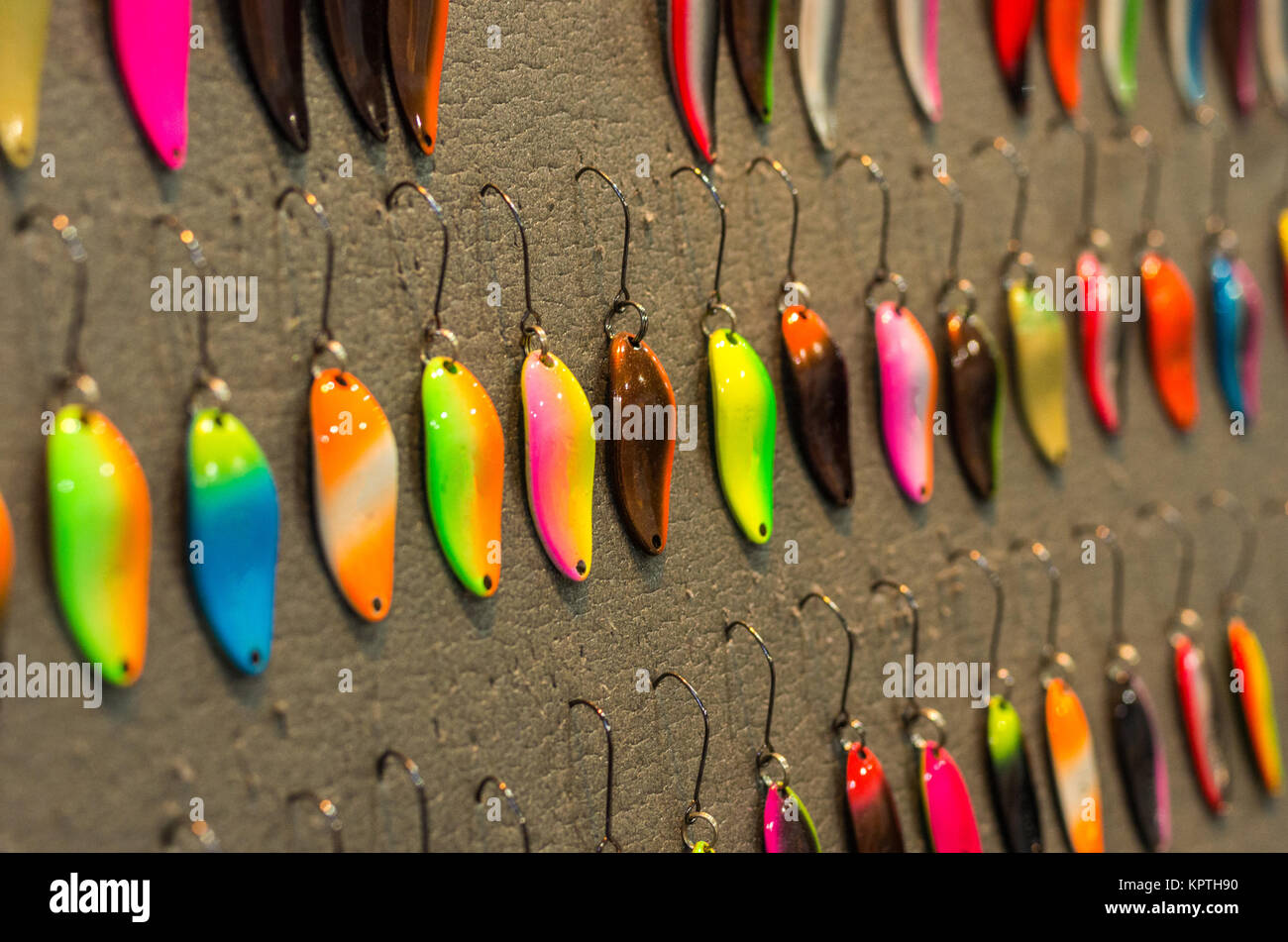 Multicolore di esche per la cattura di trote. Disco esca per la pesca alla trota. Foto Stock