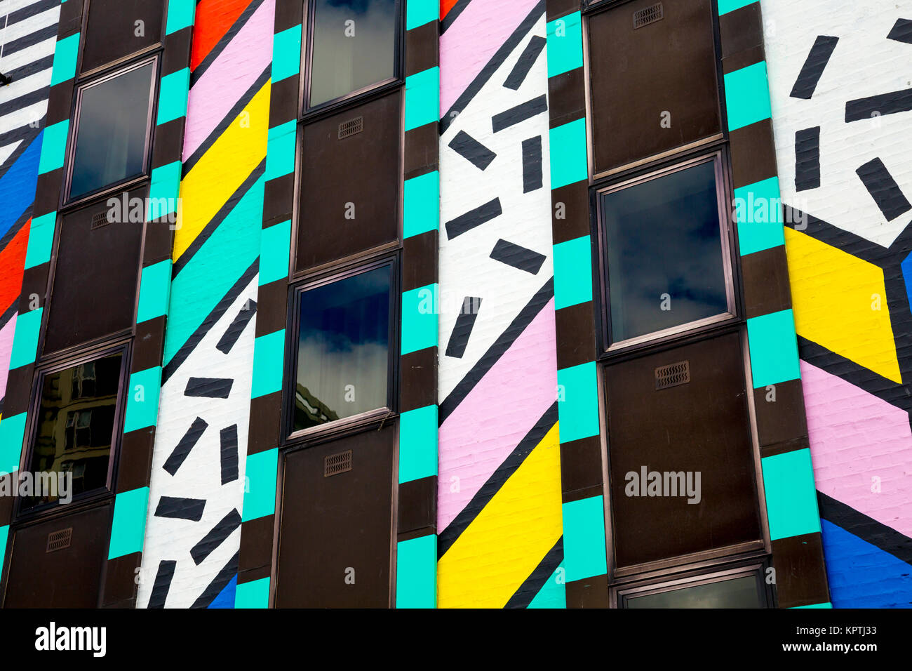 Variopinto edificio dipinto con grafico a zig-zag patterns per artista Camille Walala intitolato "sogno che si avvera", Great Eastern Street, Londra, Regno Unito Foto Stock