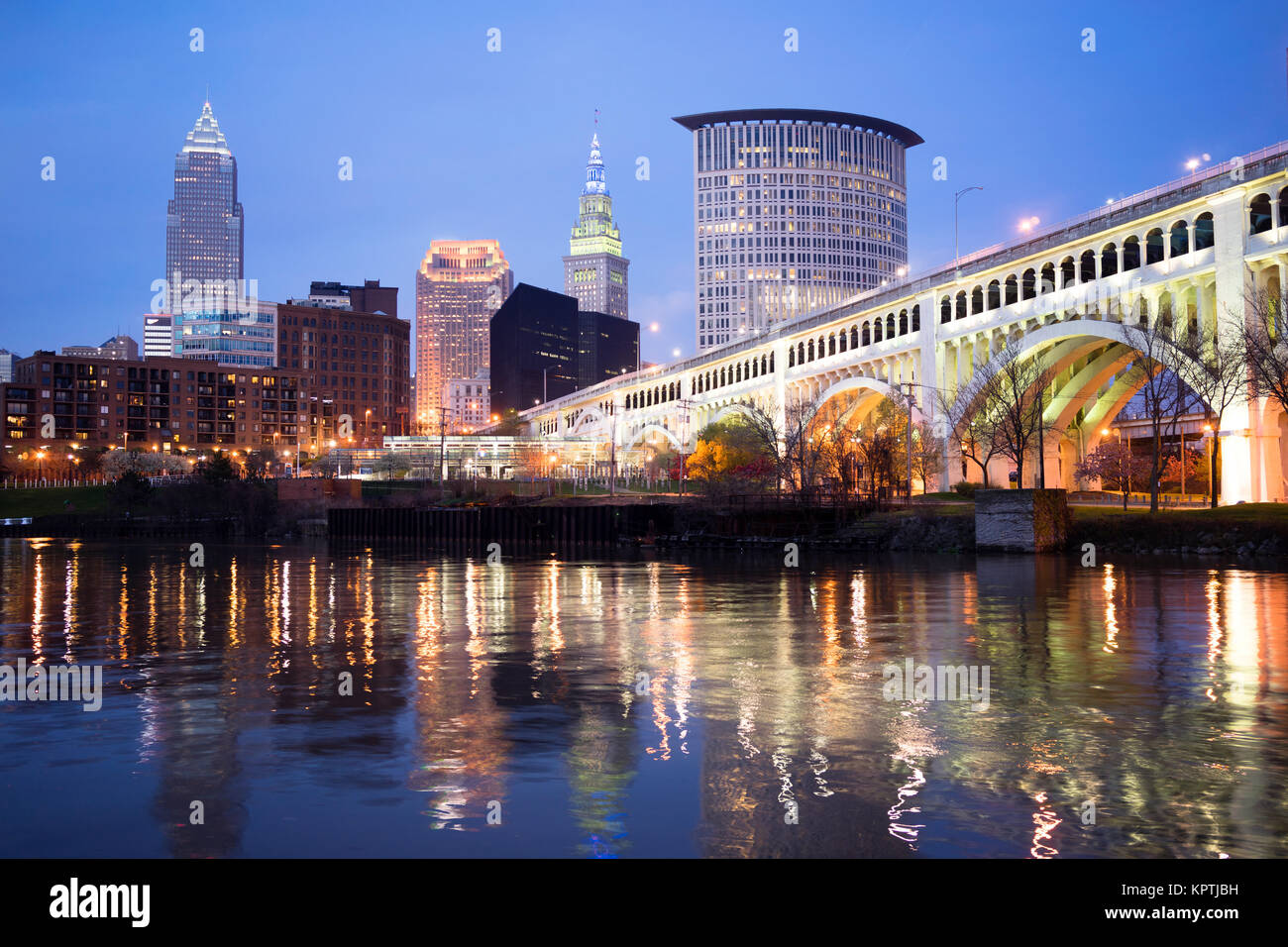 Cleveland Ohio Downtown skyline della Città di Fiume Cuyahoga Foto Stock