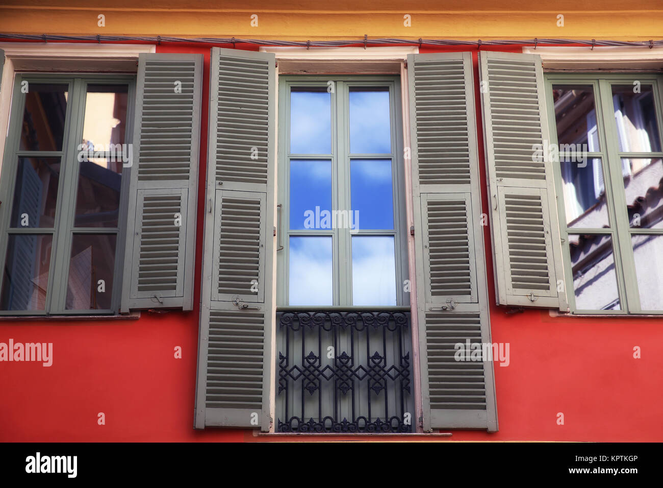 La riflessione di nuvole e cielo in Windows Foto Stock