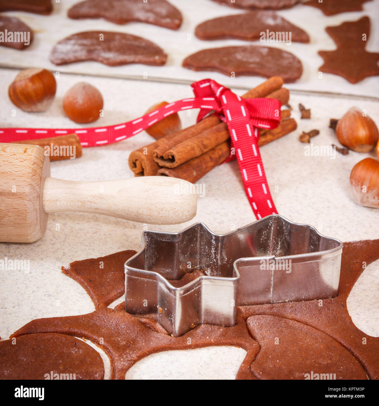 Cookie cutter, accessori e impasto per la cottura e la preparazione di festa di Natale di cookie o di pan di zenzero Foto Stock