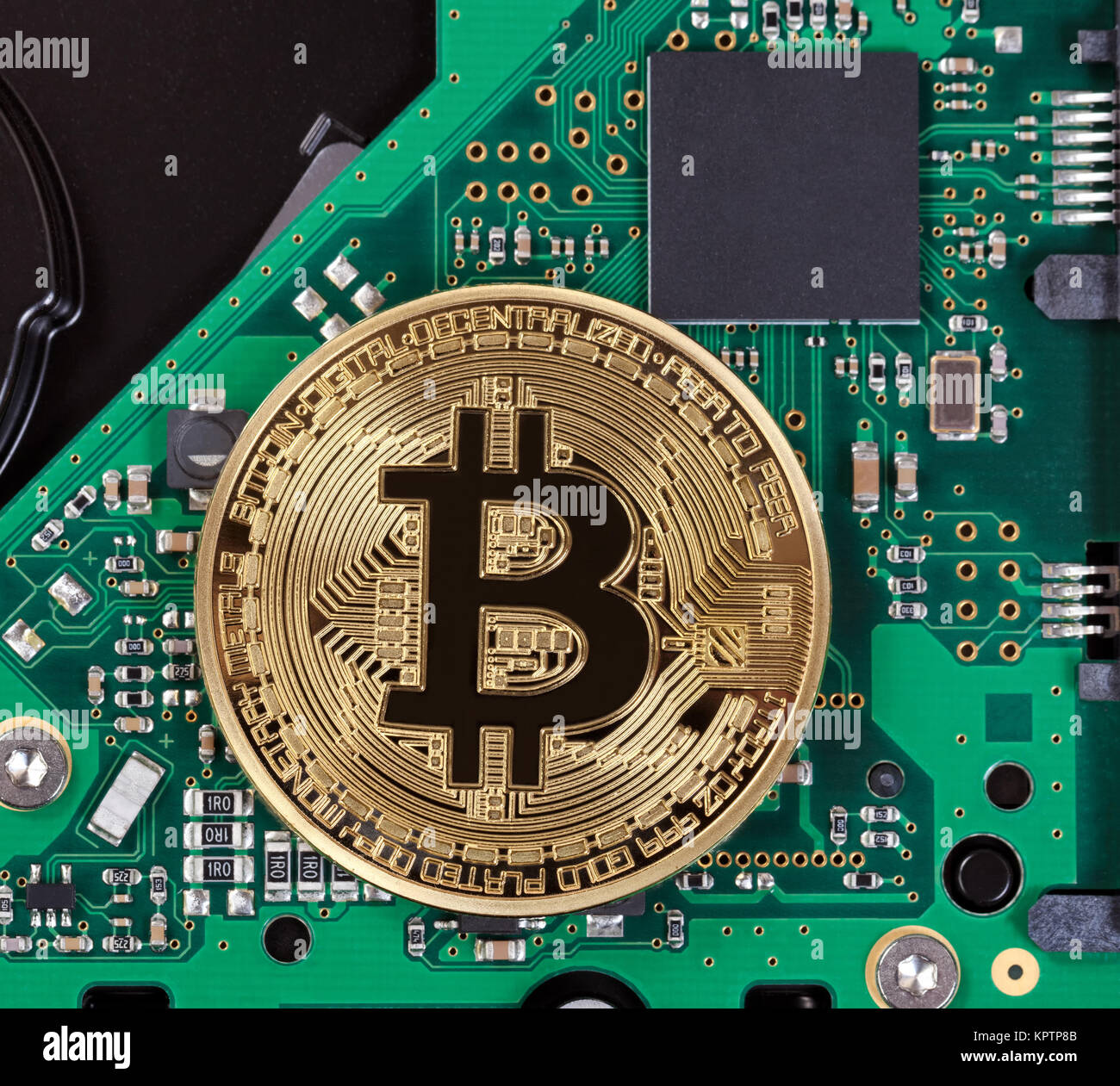 Oro Bitcoin sul circuito integrato del computer Foto Stock