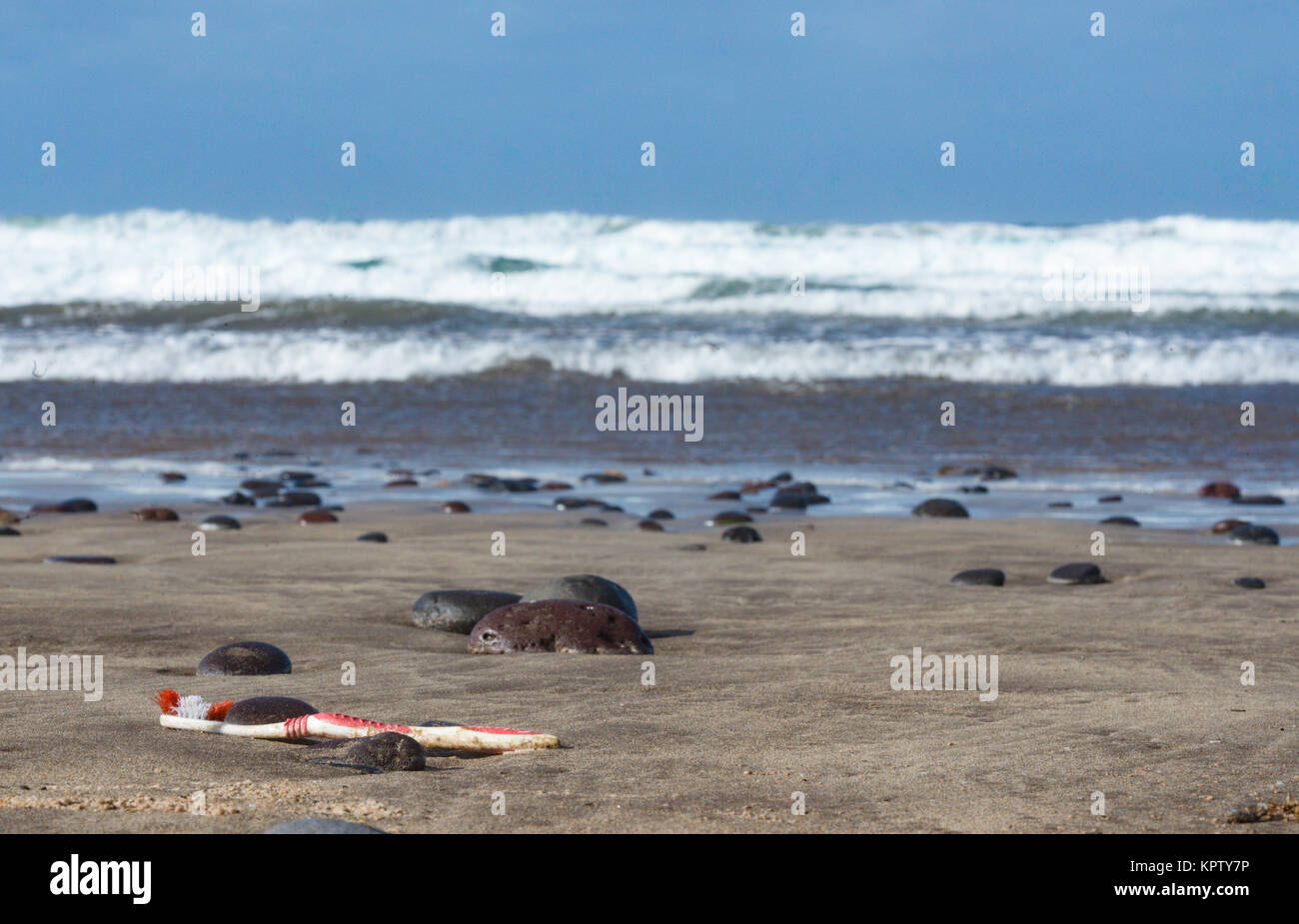 Spazzolino lasciato dai rifugiati sulla spiaggia - testimoni della fuga Foto Stock