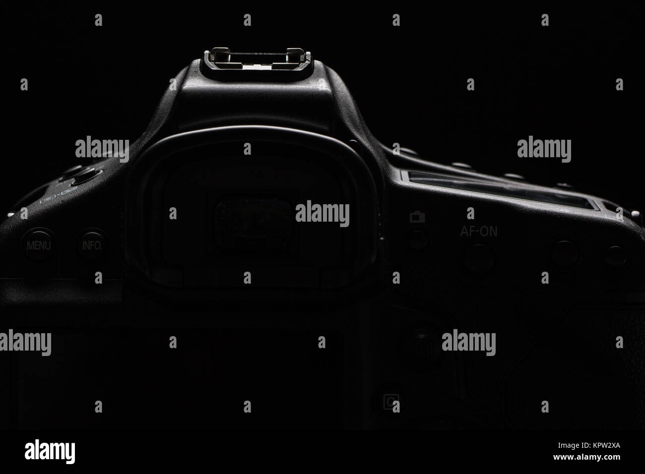 Professional moderna fotocamera DSLR chiave di basso stock photo/immagine - Moderna fotocamera reflex digitale con una molto ampia apertura sulla lente con bordi evidenziati su sfondo nero Foto Stock