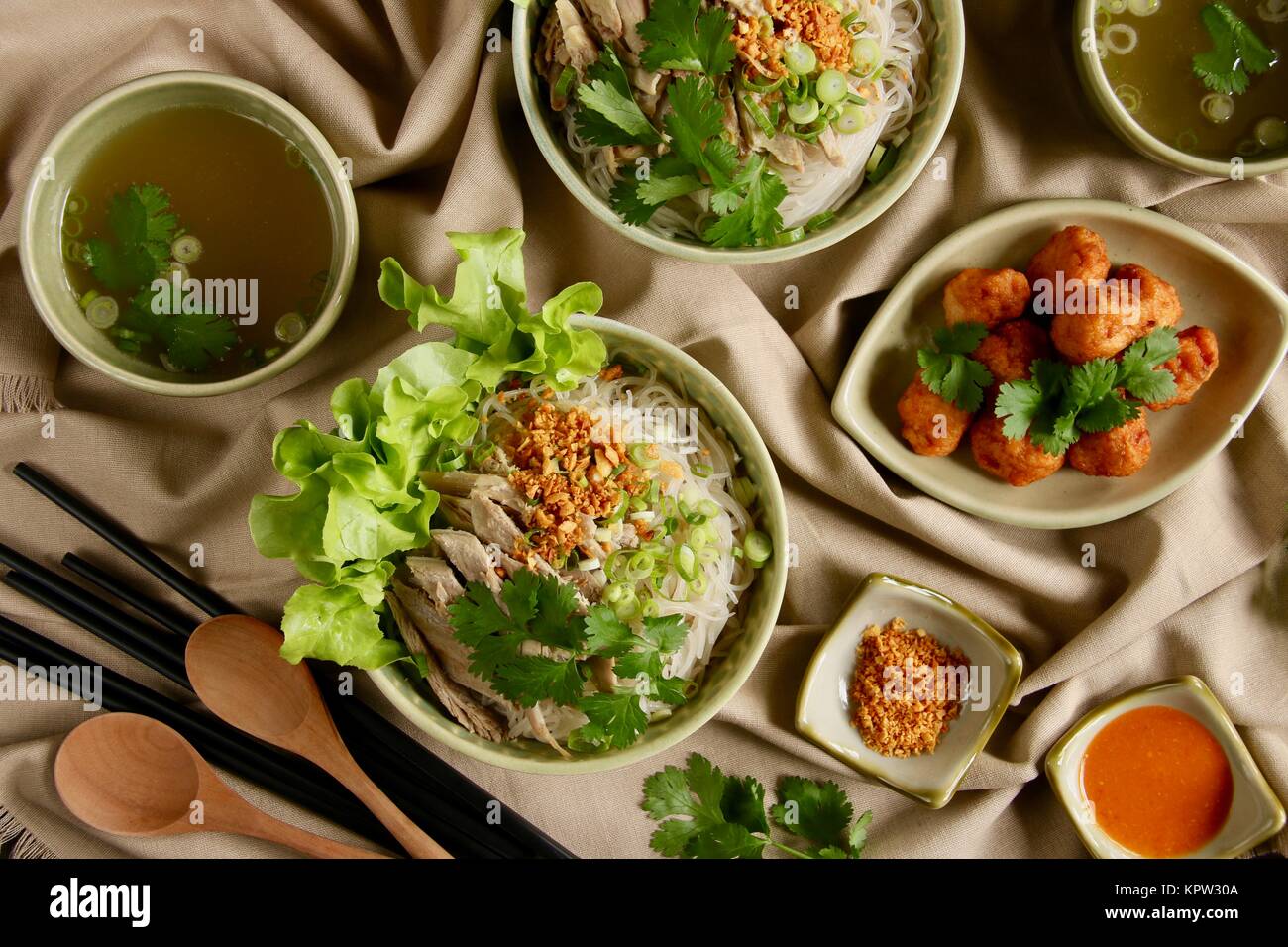 Bihun Bebek, un Peranakan cinese piatto di riso tagliatelle zuppa con carne di anatra Foto Stock