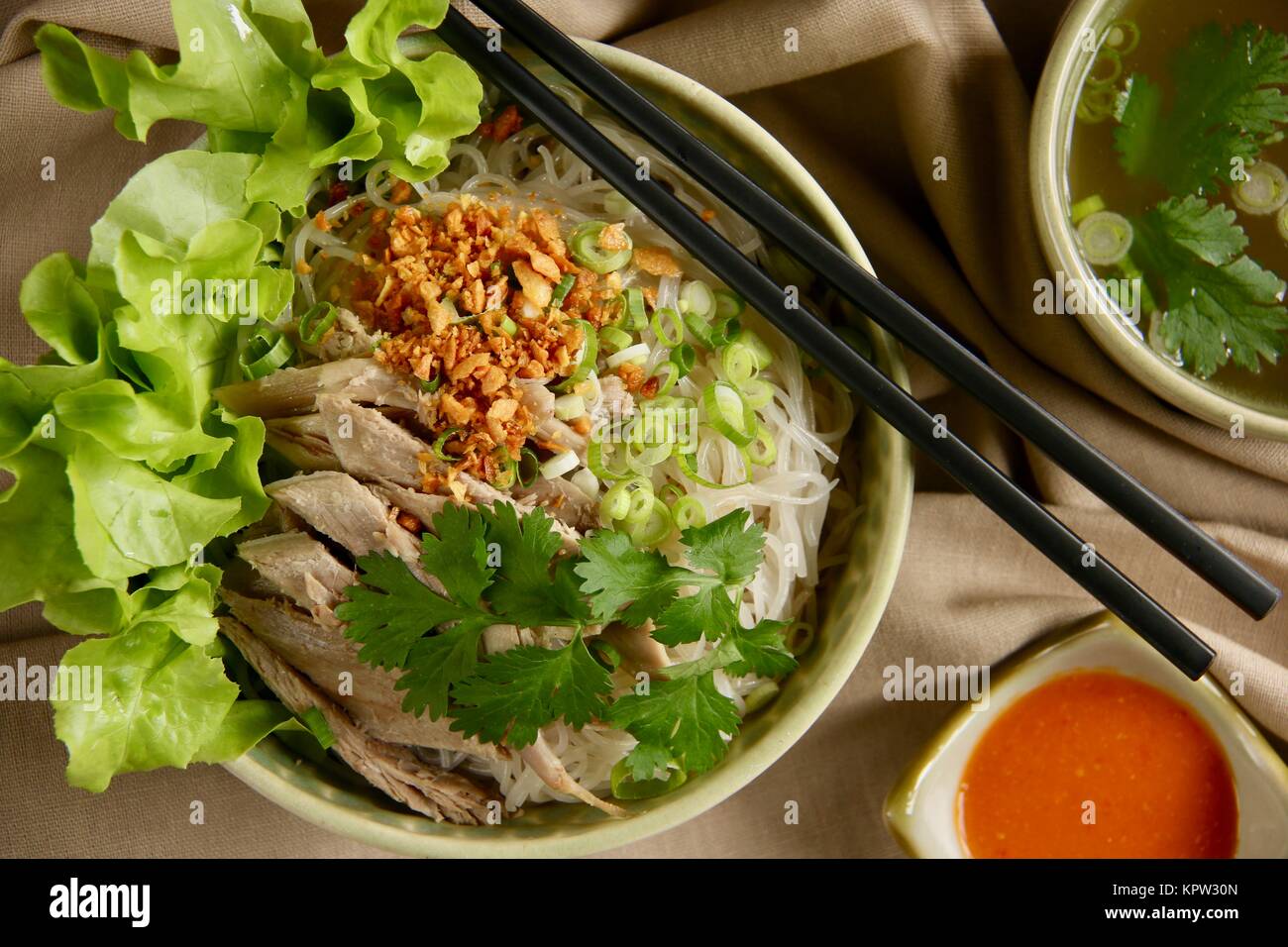 Bihun Bebek, un Peranakan cinese piatto di riso tagliatelle zuppa con carne di anatra Foto Stock