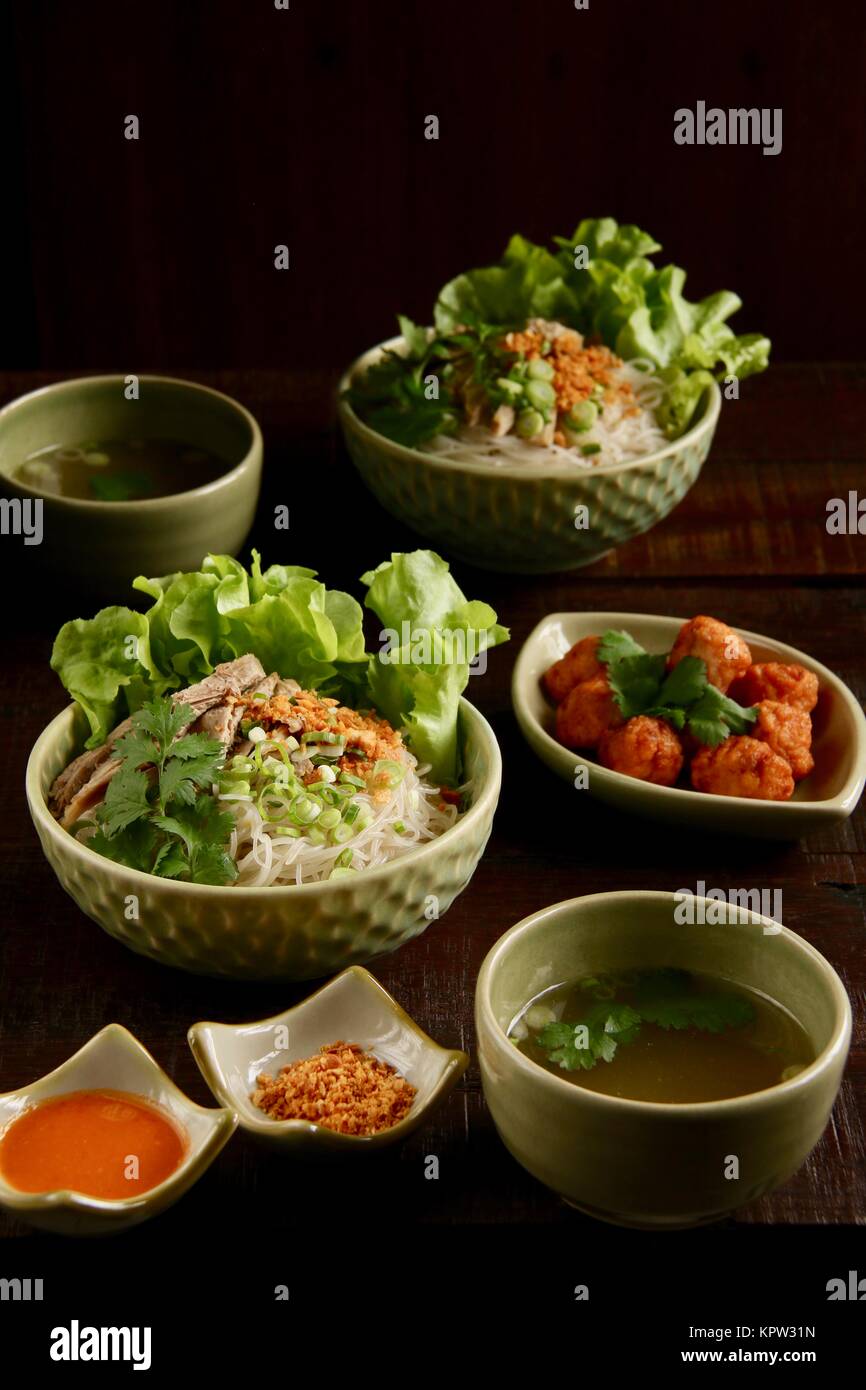 Bihun Bebek, un Peranakan cinese piatto di riso tagliatelle zuppa con carne di anatra Foto Stock