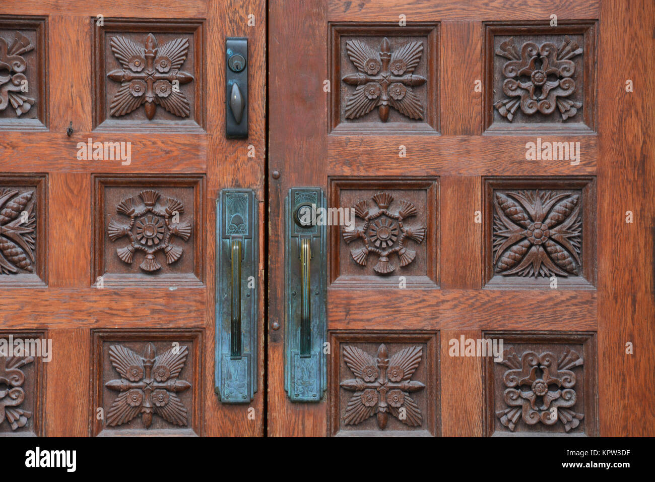 Riccamente intagliato doppio pannello in legno Porte a l'Istituto Orientale Museo dell'Università di Chicago campus. Foto Stock